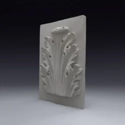 Bas-relief en plâtre d'une feuille d'acanthe.