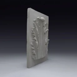 Bas-relief en plâtre d'une feuille d'acanthe.