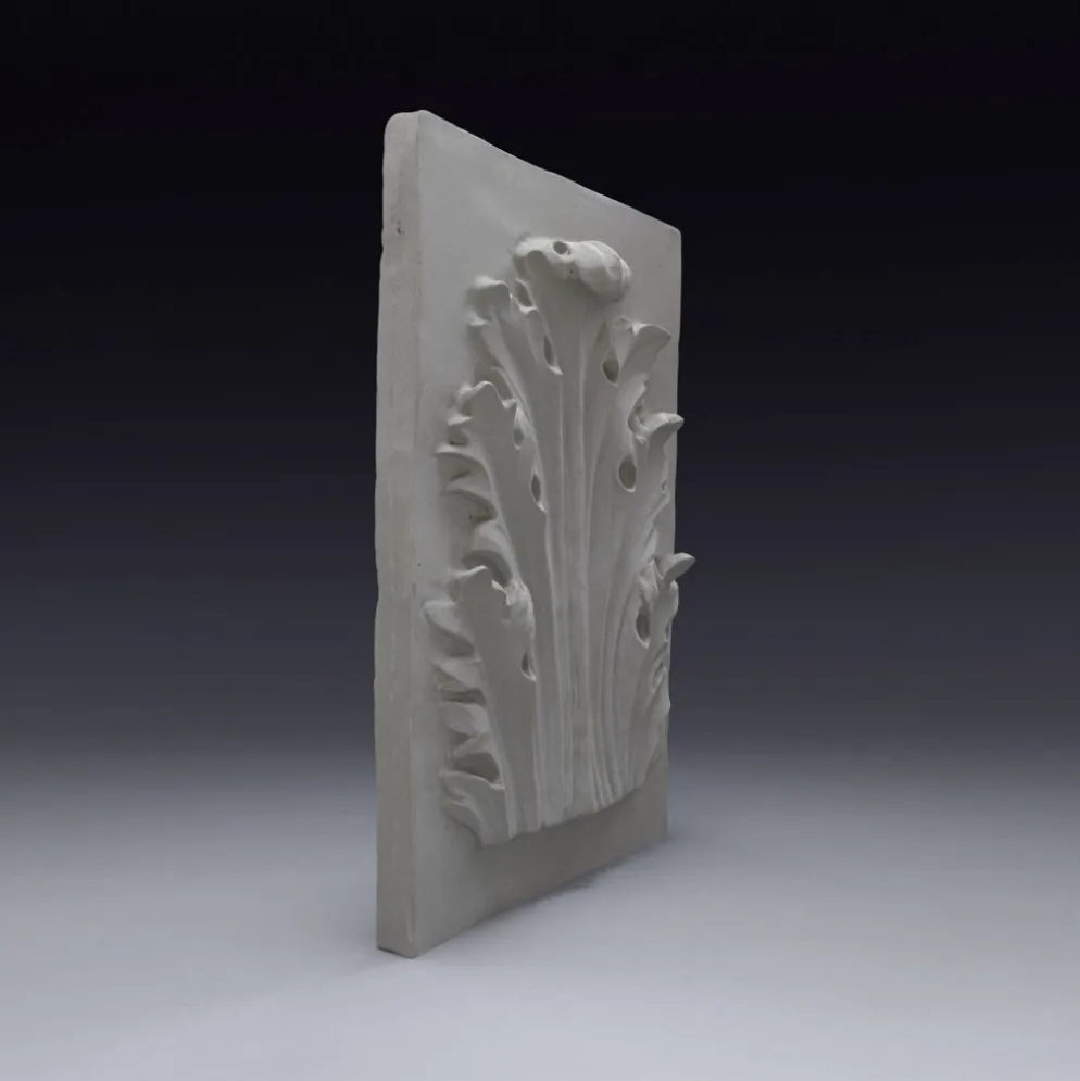 Bas-relief en plâtre d'une feuille d'acanthe.