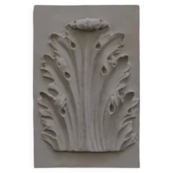 Bas-relief en plâtre d'une feuille d'acanthe.