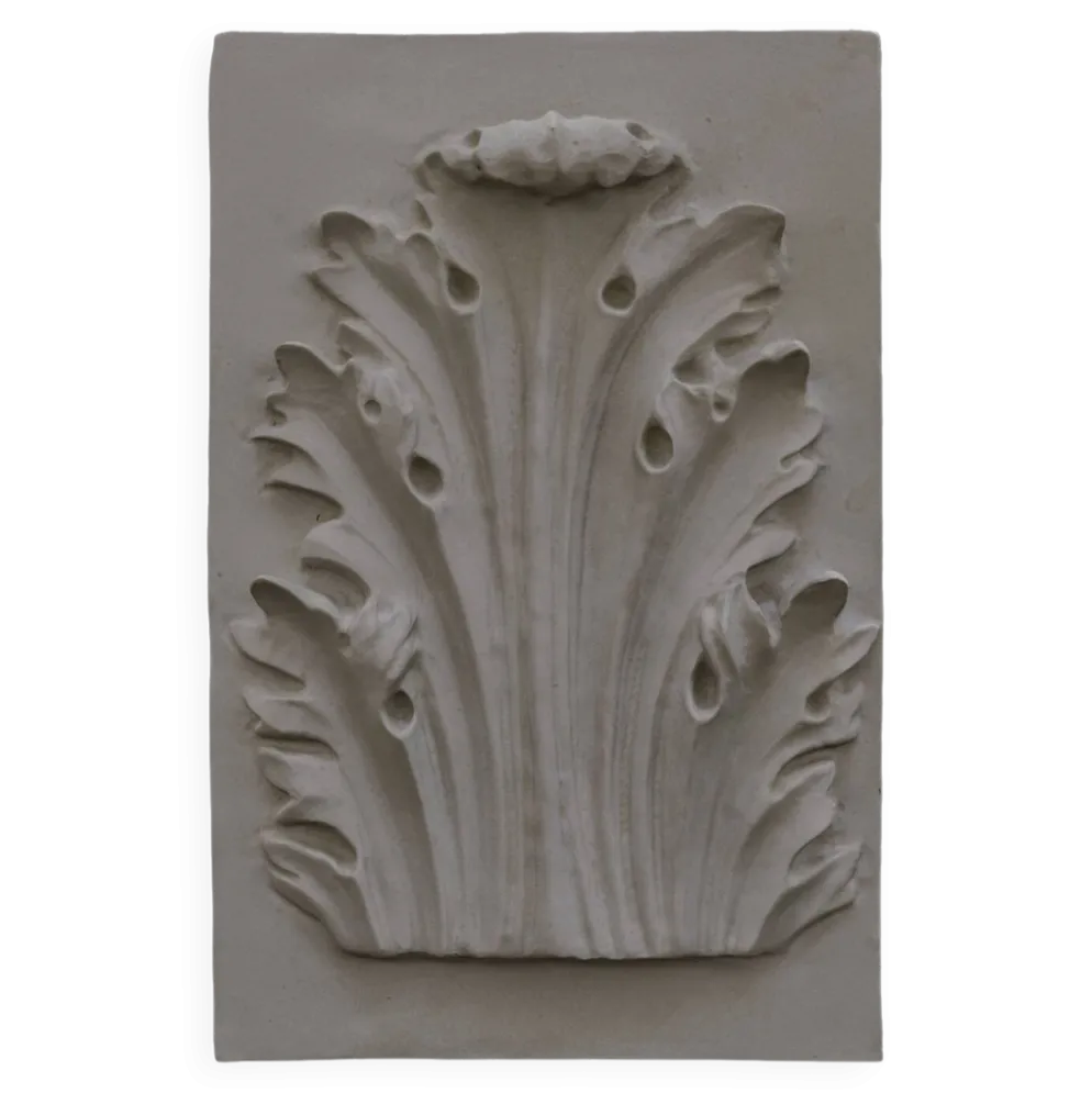 Bas-relief en plâtre d'une feuille d'acanthe.