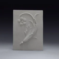 Bas-relief en plâtre d'une feuille d'acanthe avec une fleur.