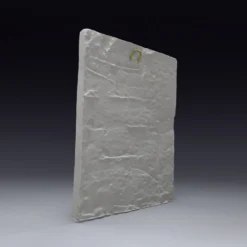 Bas-relief en plâtre d'une feuille d'acanthe avec une fleur.