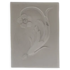 Bas-relief en plâtre d'une feuille d'acanthe avec une fleur.