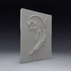 Bas-relief en plâtre d'une feuille d'acanthe avec une fleur.