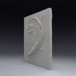 Bas-relief en plâtre d'une feuille d'acanthe avec une fleur.
