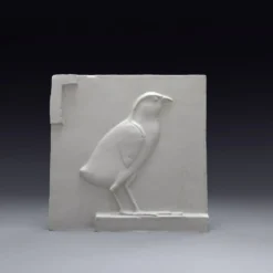 Bas-relief en plâtre représentant un poussin de caille, période ptolémaïque.
