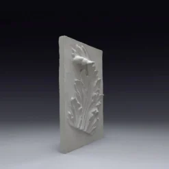 Bas-relief en plâtre représentant une feuille d'acanthe, d'inspiration roma