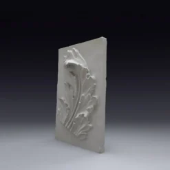 Bas-relief en plâtre représentant une feuille d'acanthe, d'inspiration roma