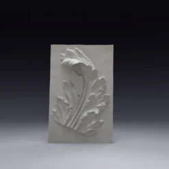 Bas-relief en plâtre représentant une feuille d'acanthe, d'inspiration roma