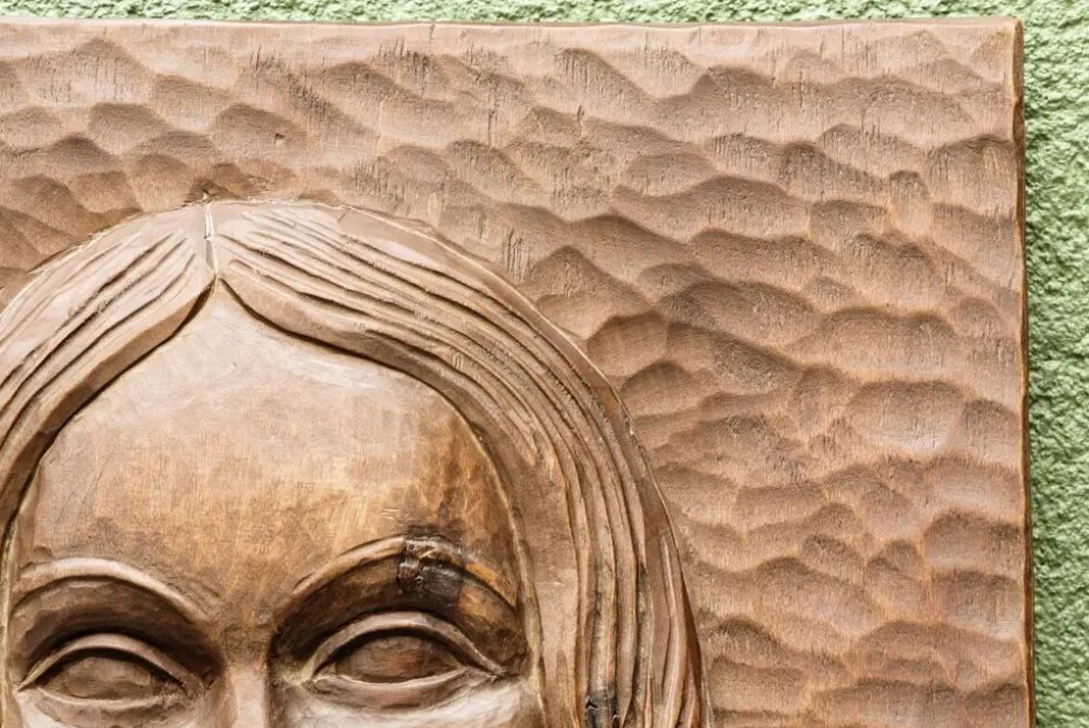 Bas relief moderniste, vierge à l'enfant, bois sculpté, signé