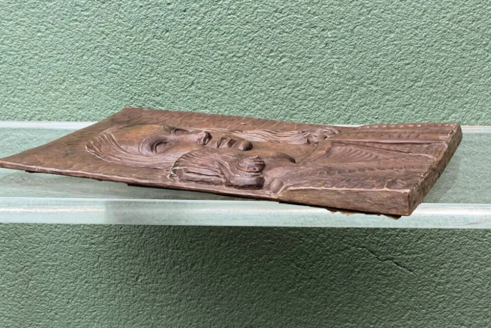Bas relief moderniste, vierge à l'enfant, bois sculpté, signé