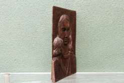 Bas relief moderniste, vierge à l'enfant, bois sculpté, signé