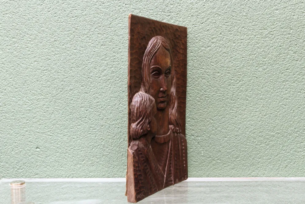 Bas relief moderniste, vierge à l'enfant, bois sculpté, signé