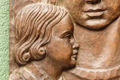 Bas relief moderniste, vierge à l'enfant, bois sculpté, signé