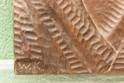 Bas relief moderniste, vierge à l'enfant, bois sculpté, signé