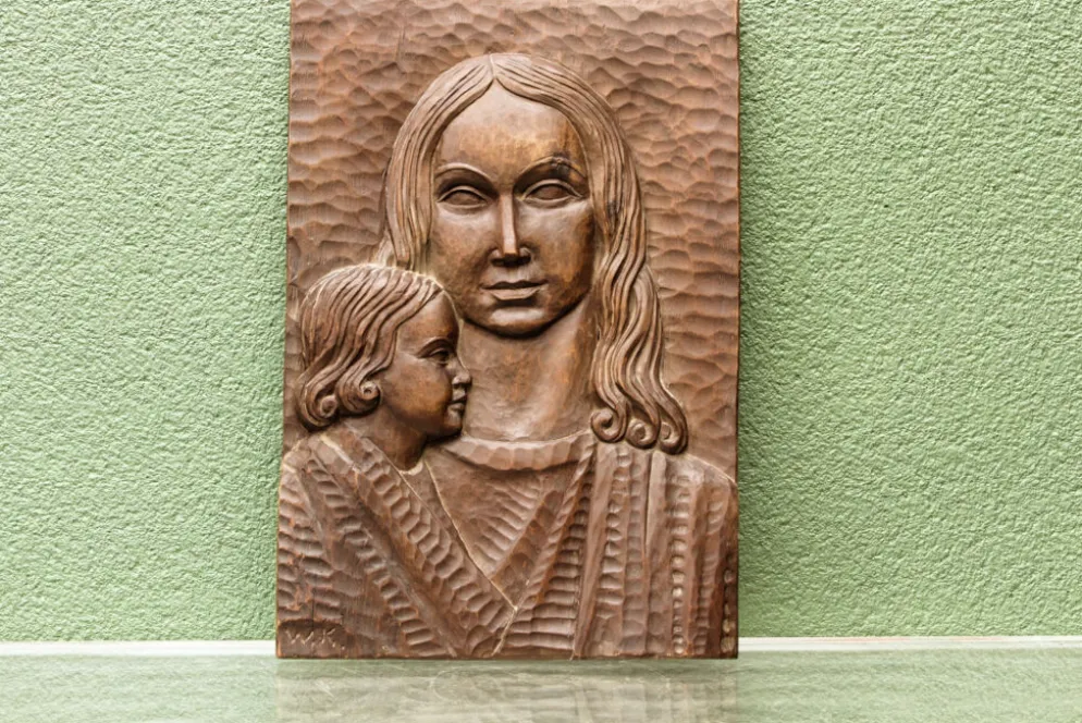 Bas relief moderniste, vierge à l'enfant, bois sculpté, signé