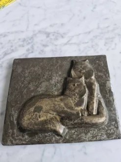 Bas relief plaque de lapin en patine brune chat assis