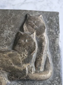 Bas relief plaque de lapin en patine brune chat assis