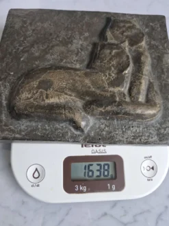Bas relief plaque de lapin en patine brune chat assis