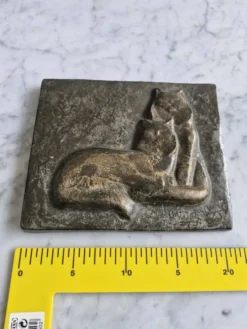 Bas relief plaque de lapin en patine brune chat assis