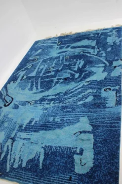 Beau tapis en laine au design abstrait fait main dans le style de Kybal, années 1960.