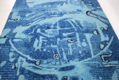 Beau tapis en laine au design abstrait fait main dans le style de Kybal, années 1960.