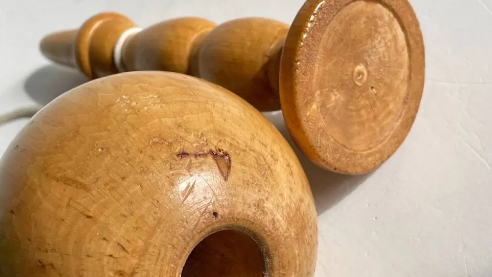 Bilboquet vintage en bois massif