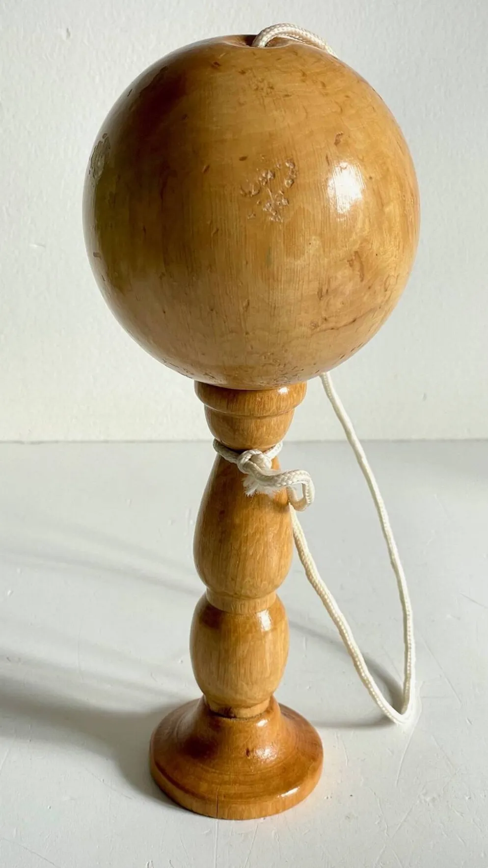 Bilboquet vintage en bois massif