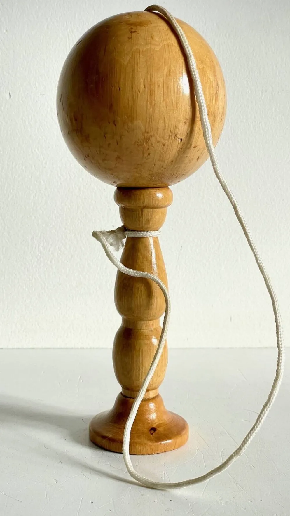 Bilboquet vintage en bois massif