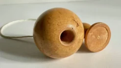 Bilboquet vintage en bois massif