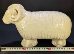 Bélier en céramique émaillée écru