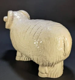 Bélier en céramique émaillée écru