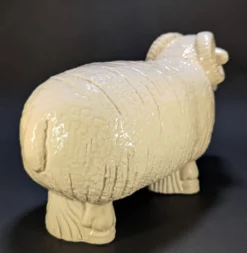 Bélier en céramique émaillée écru