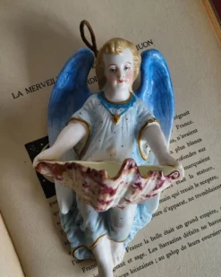 Bénitier en Biscuit Polychrome XIXème