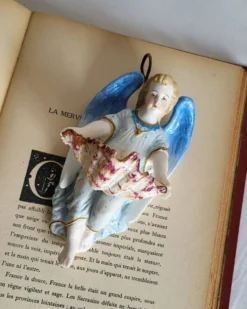 Bénitier en Biscuit Polychrome XIXème