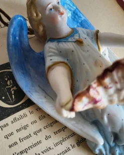 Bénitier en Biscuit Polychrome XIXème
