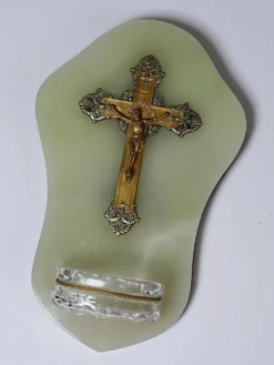 Bénitier mural ancien en onyx vert, crucifix en métal et verre/cristal taillé