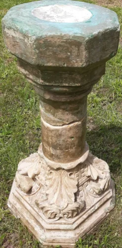 Bénitier sur colonne en pierre (XVIIème)