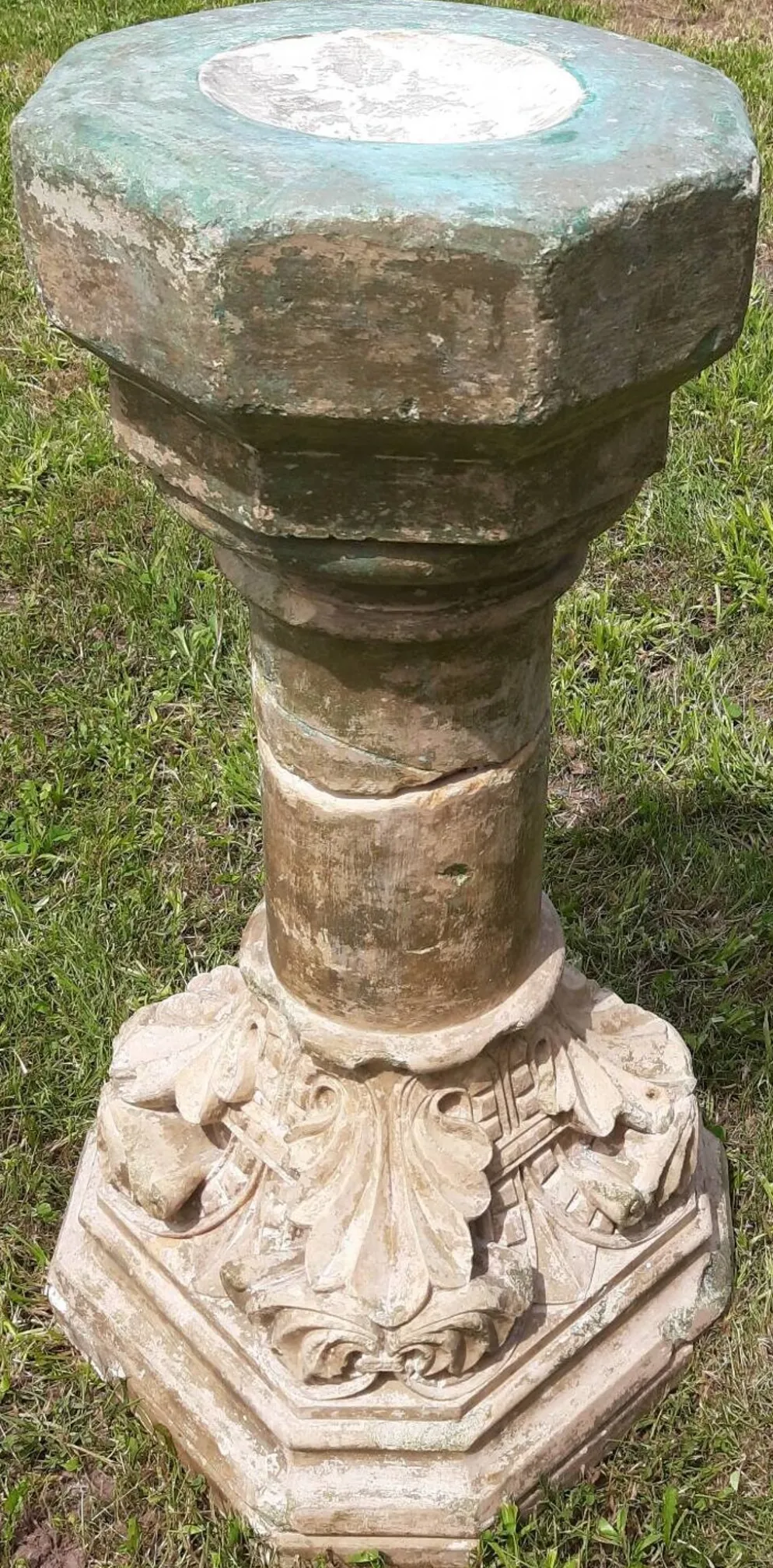 Bénitier sur colonne en pierre (XVIIème)