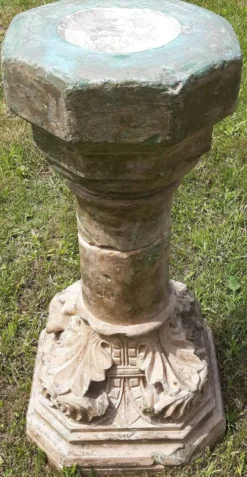 Bénitier sur colonne en pierre (XVIIème)