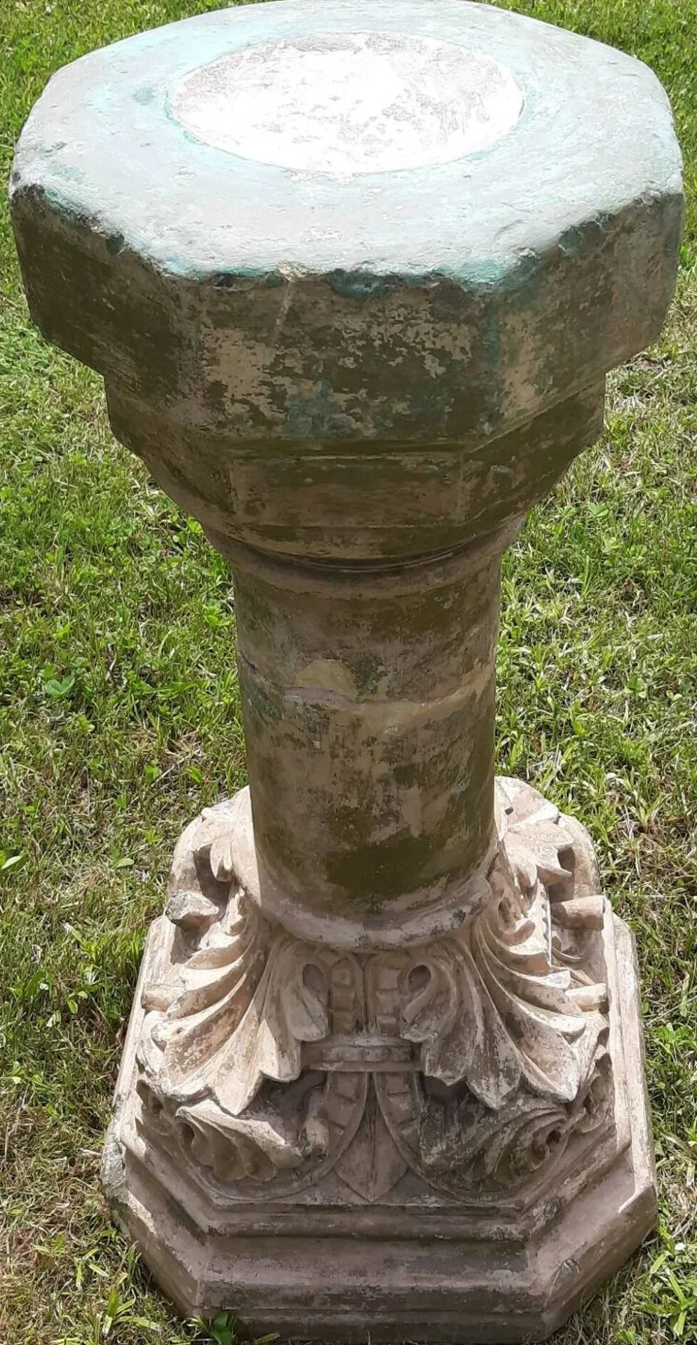 Bénitier sur colonne en pierre (XVIIème)