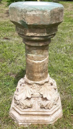 Bénitier sur colonne en pierre (XVIIème)