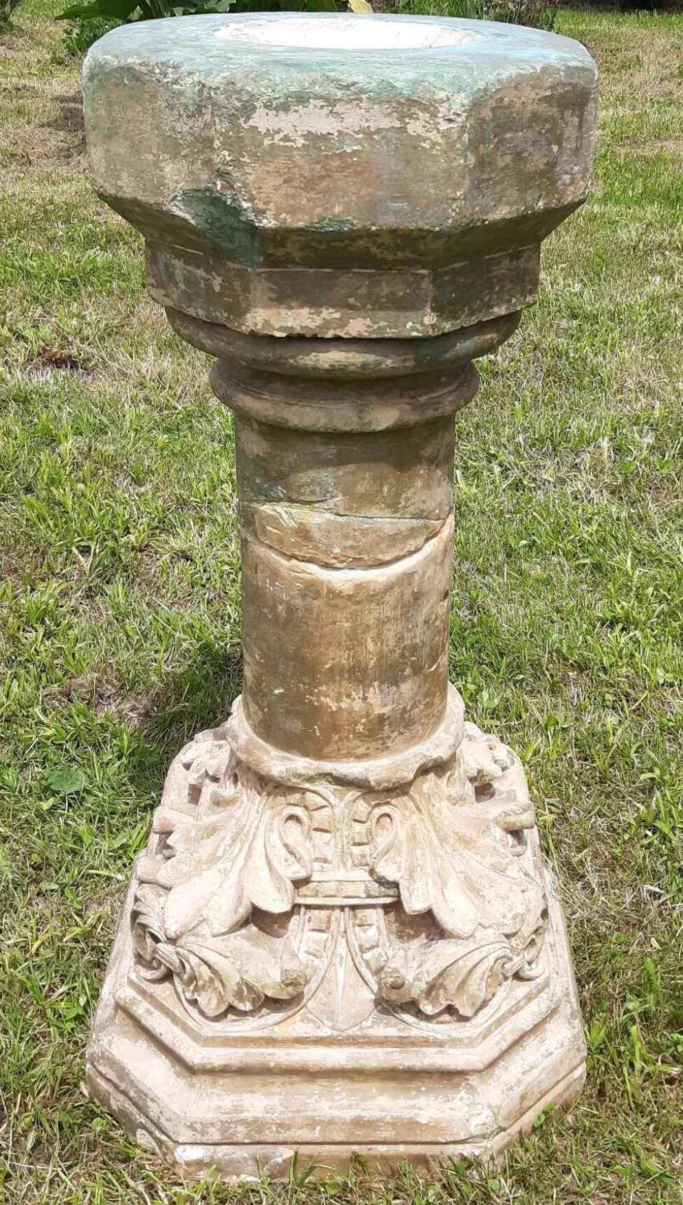 Bénitier sur colonne en pierre (XVIIème)