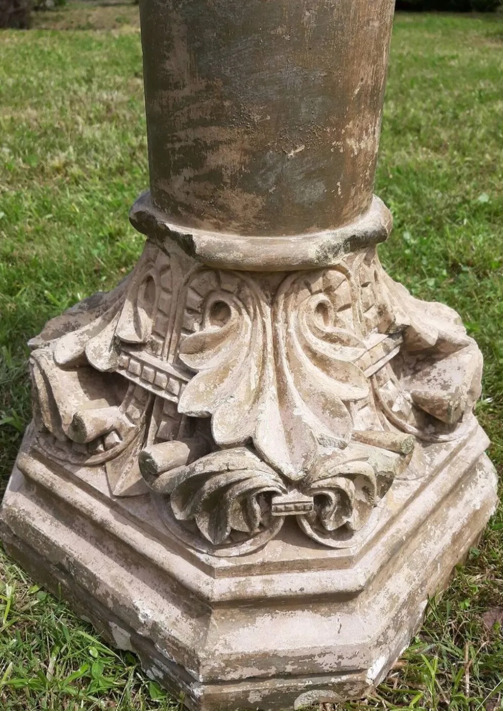 Bénitier sur colonne en pierre (XVIIème)