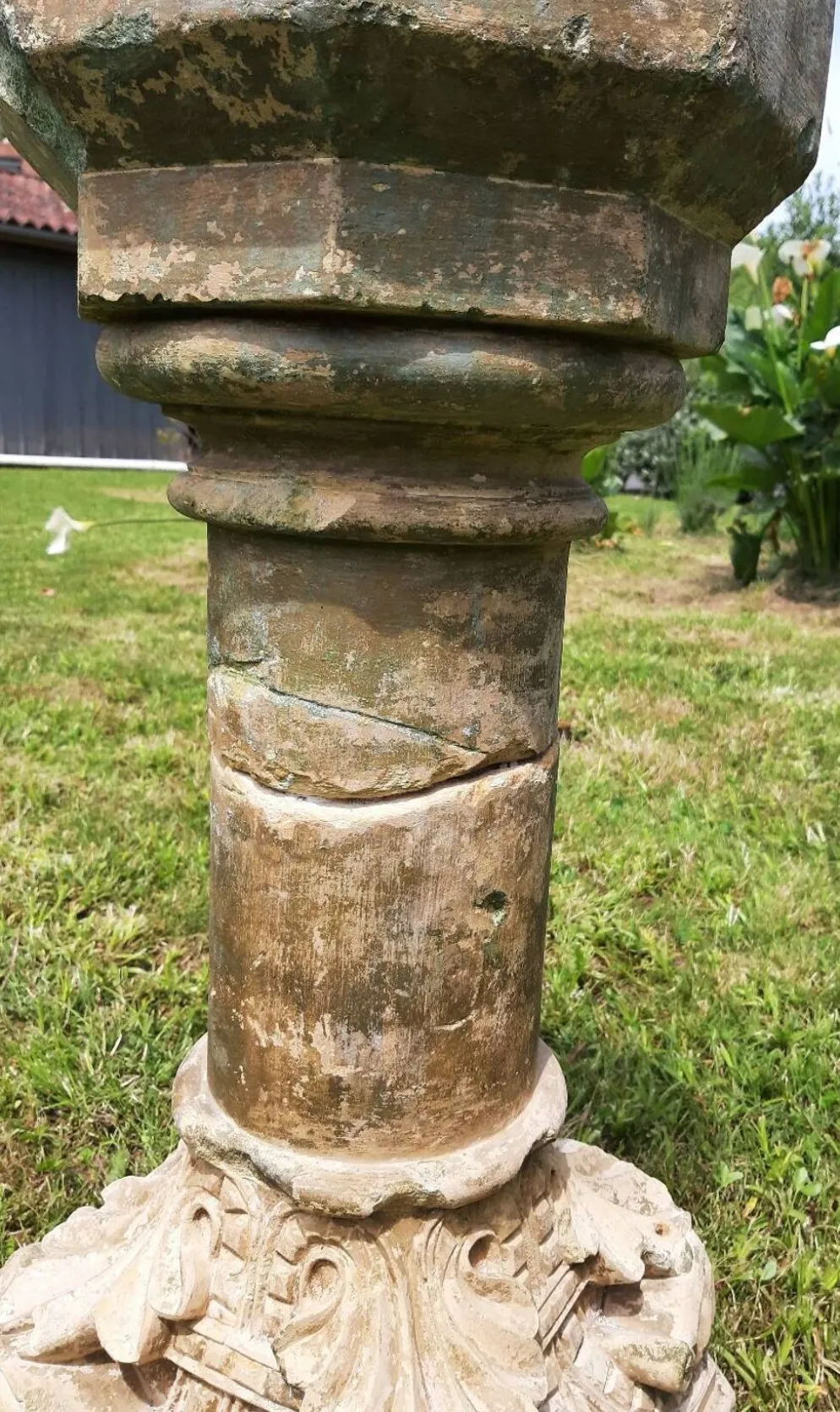 Bénitier sur colonne en pierre (XVIIème)
