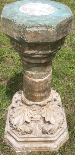 Bénitier sur colonne en pierre (XVIIème)