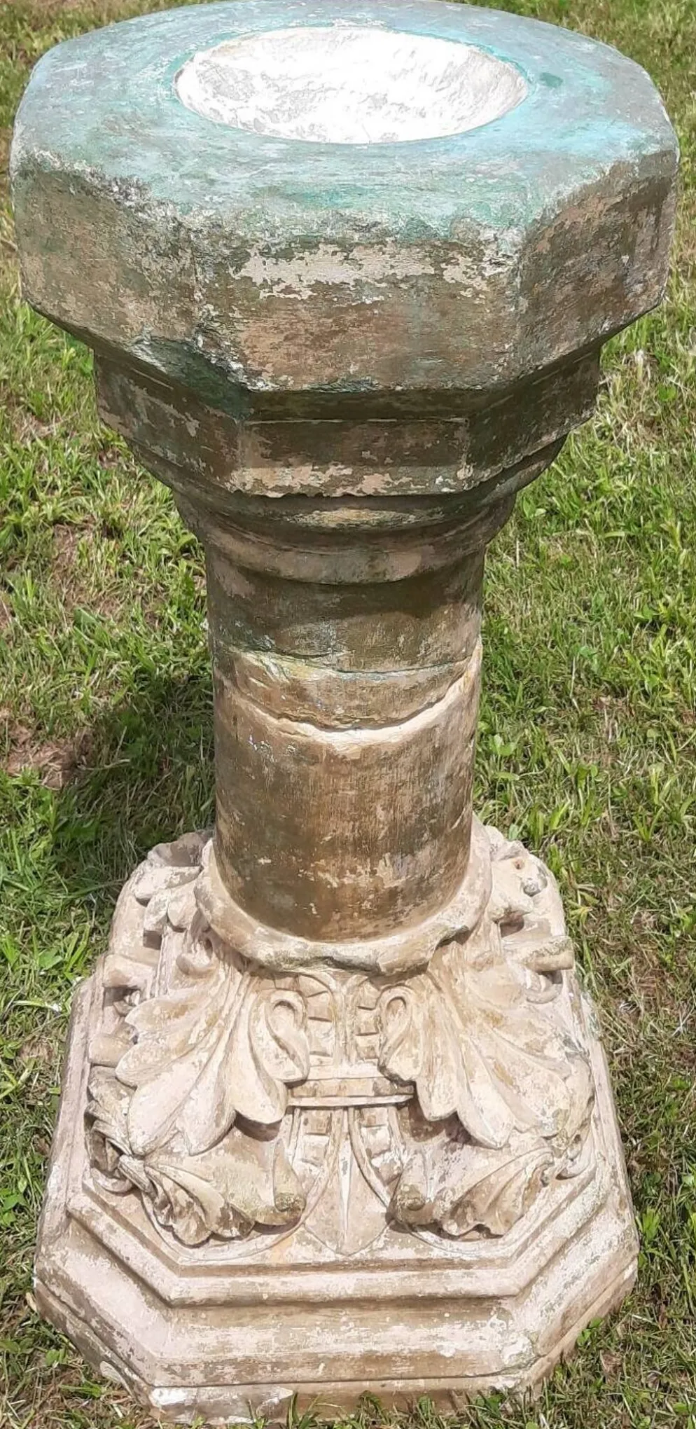 Bénitier sur colonne en pierre (XVIIème)