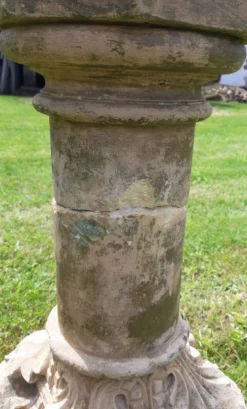 Bénitier sur colonne en pierre (XVIIème)