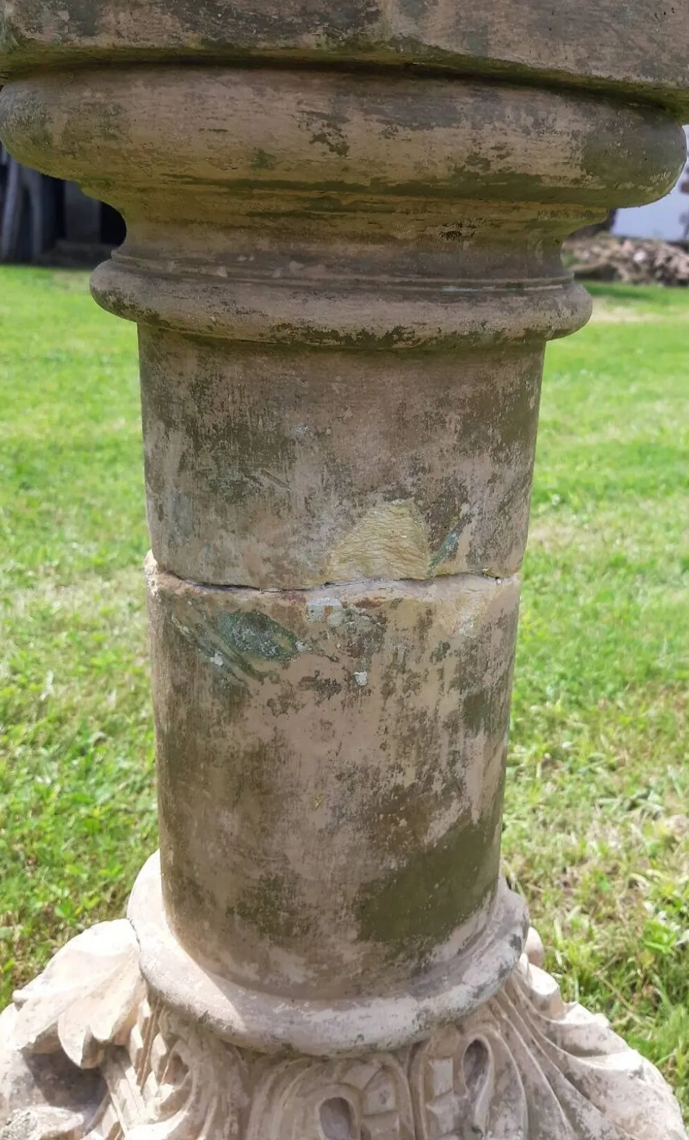 Bénitier sur colonne en pierre (XVIIème)